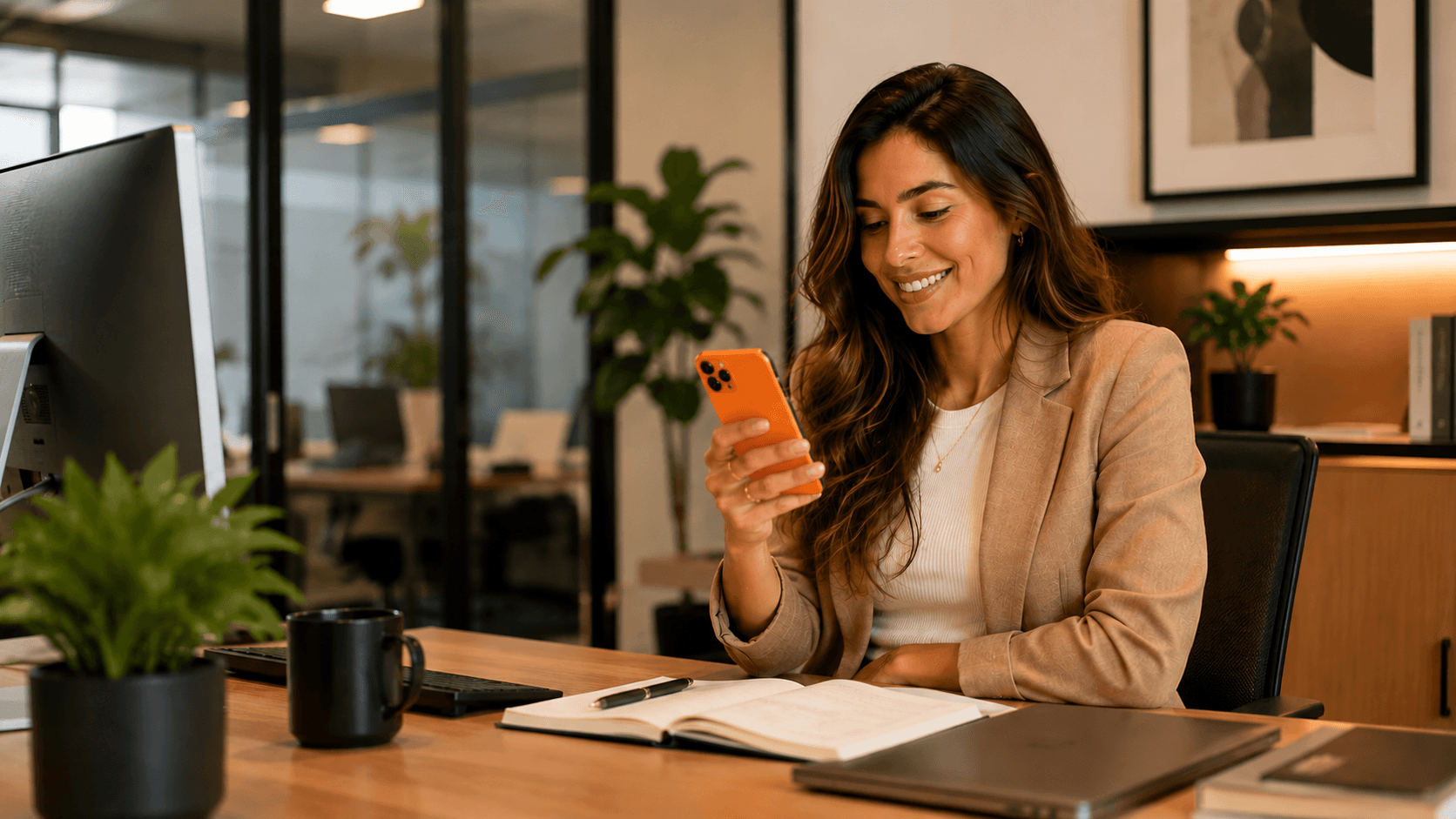 Person smiling while using a phone with Lomadee